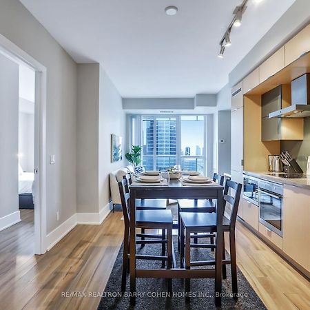 Downtown Suites With Free Parking Торонто Экстерьер фото