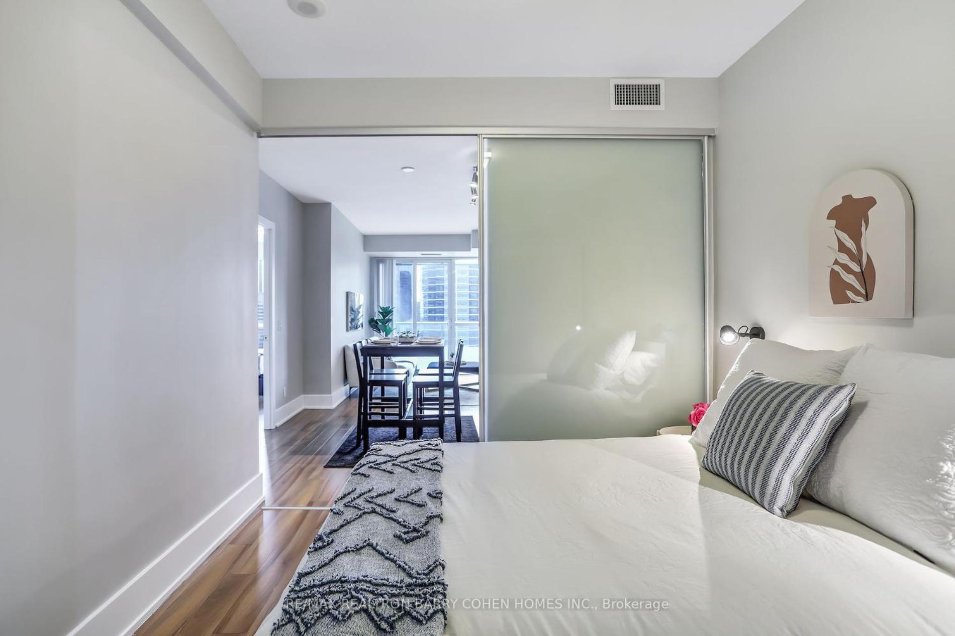 Downtown Suites With Free Parking Торонто Экстерьер фото
