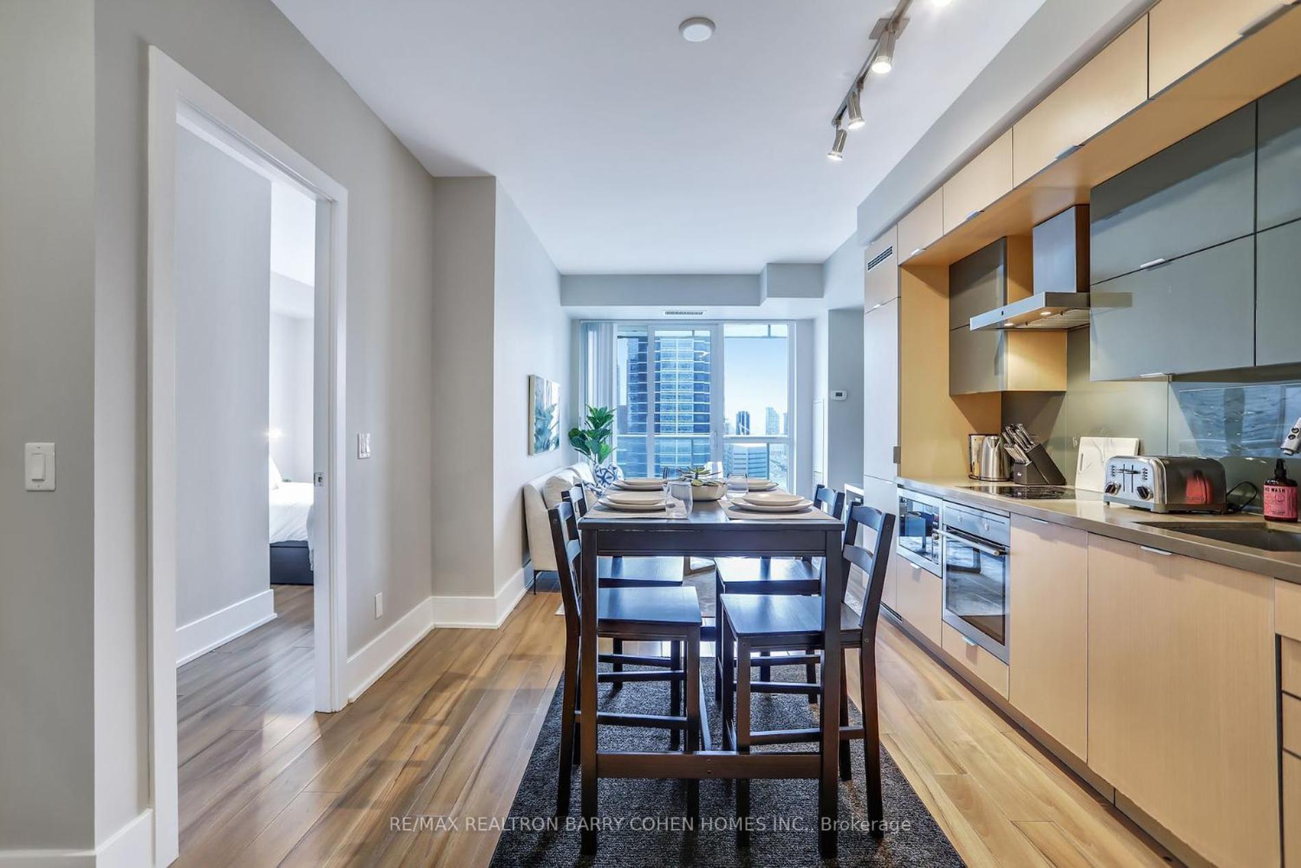 Downtown Suites With Free Parking Торонто Экстерьер фото